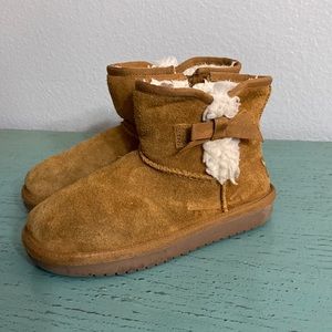 Little girl kolaburra UGG boots